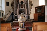 Altar mit Taufstein